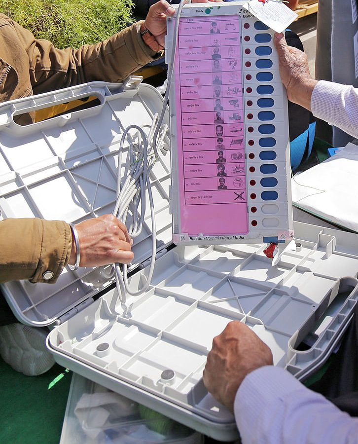 LS POLLS-2024 | Polling staff imparted training on handling EVMs, VVPAT machines in Srinagar