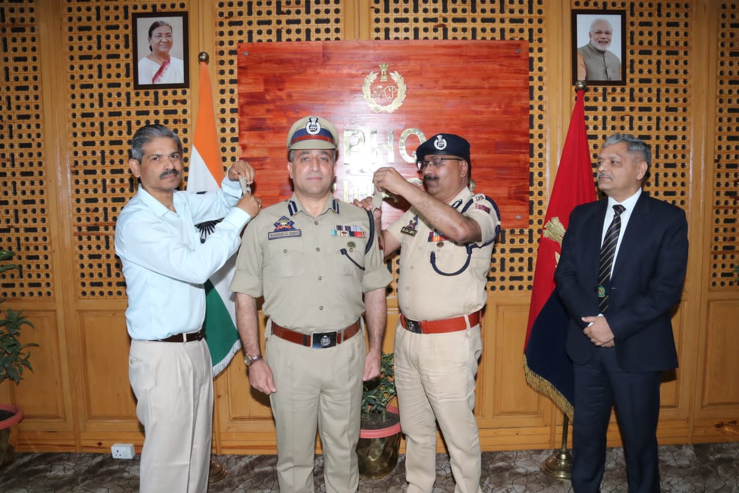 Dgp J K Decorates Newly Inducted Ips Officers With Ranks Greater Kashmir Dgp J K Decorates Newly Inducted Ips Officers With Ranks Greater Kashmir