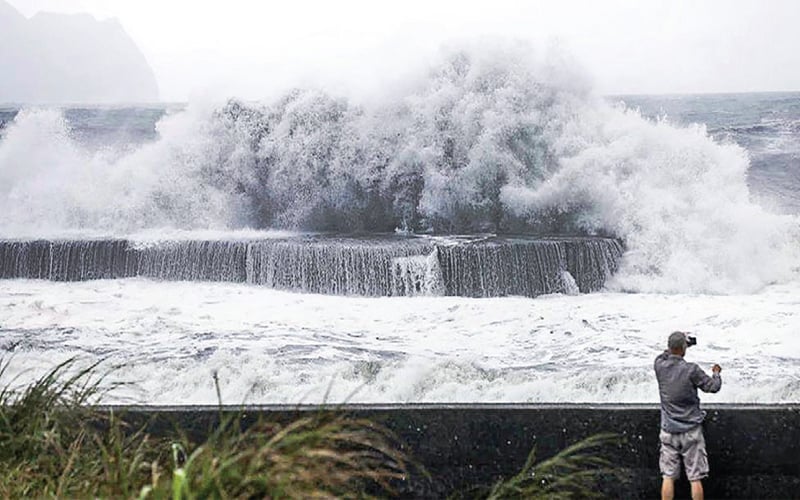 44 injured, thousands without power as typhoon haikui slams taiwan