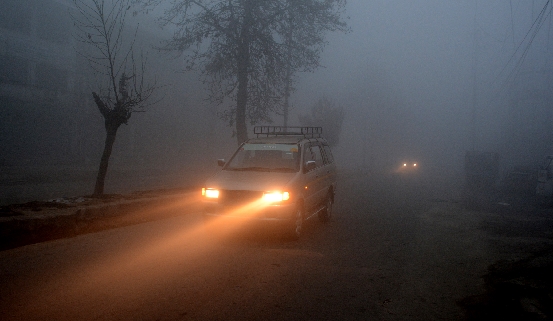 Dense fog engulfs Kashmir amid freezing chilly