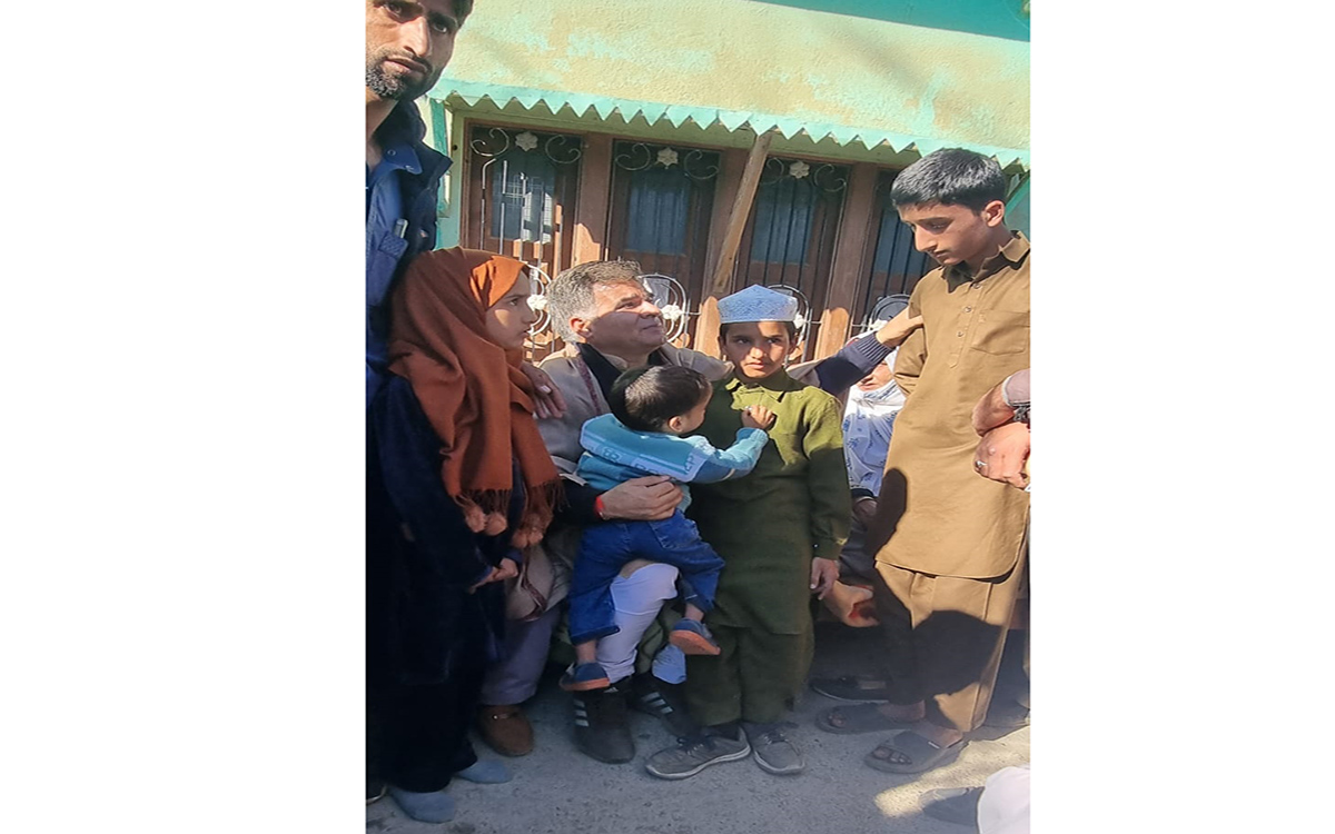 Ravinder Raina meets victim families at Buffliaz Greater Kashmir