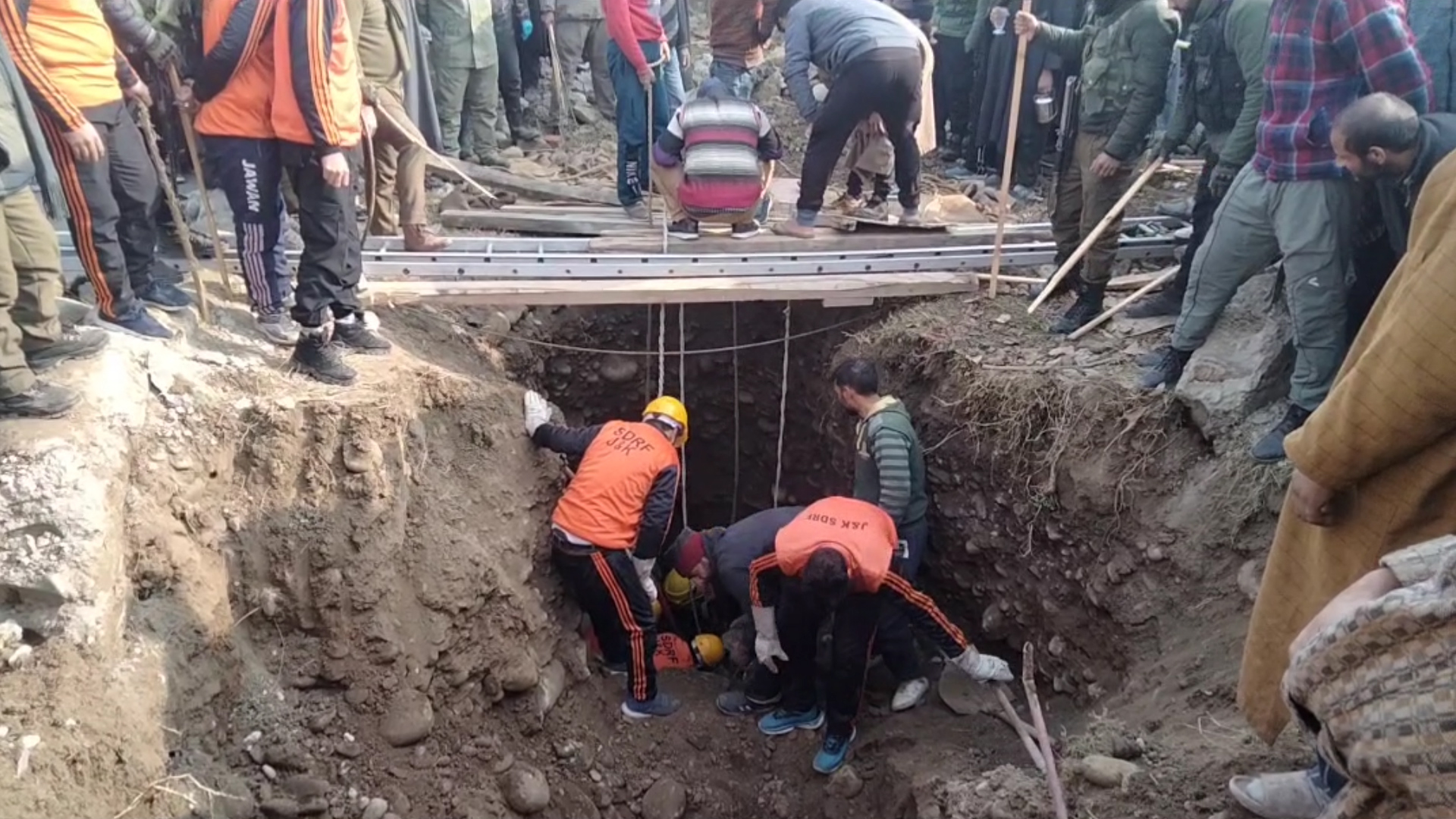 Man Trapped Inside Well In Baramulla Rescue Operation Underway man-trapped-inside-well-in-baramulla-rescue-operation-underway