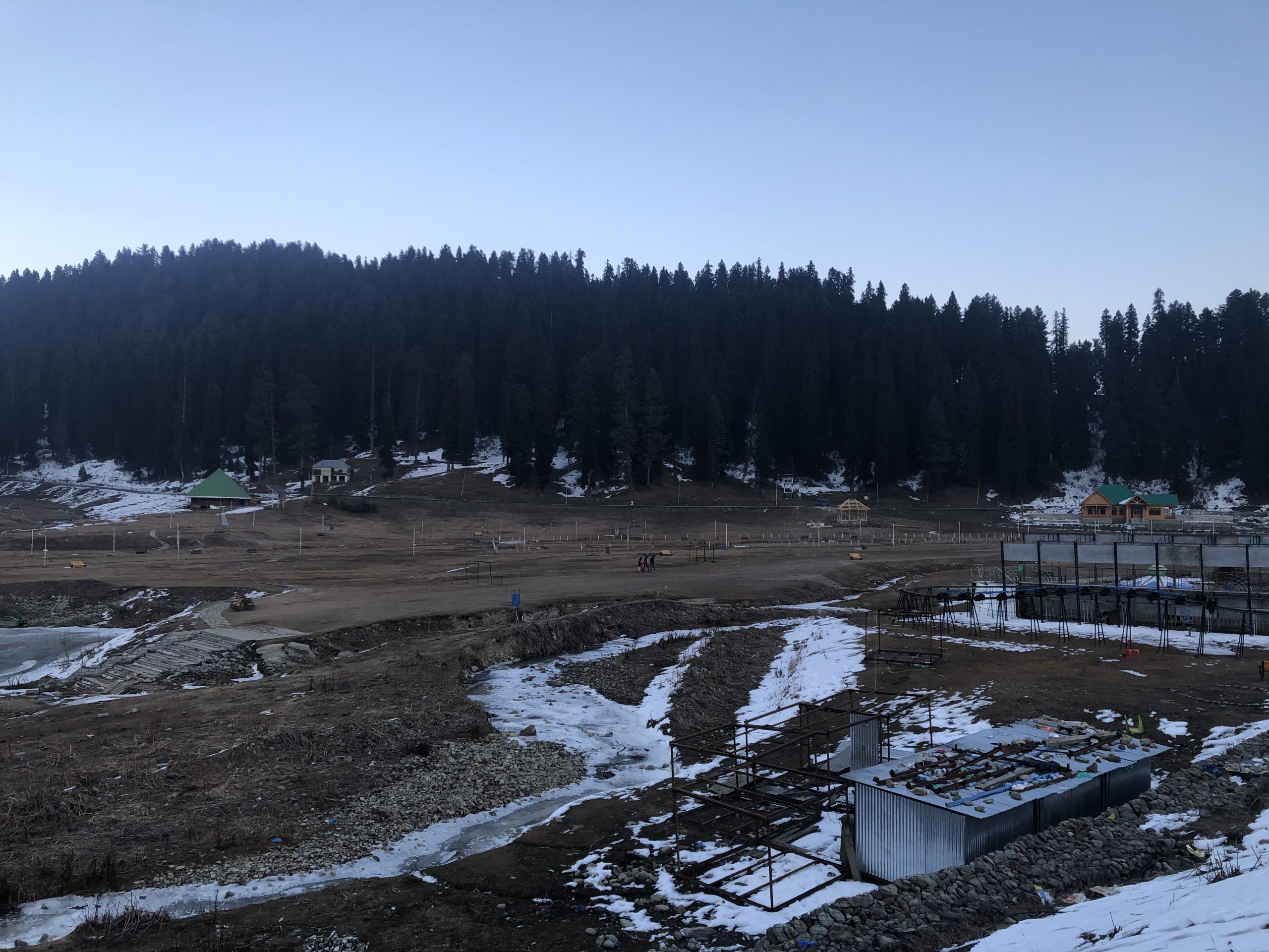 Gulmarg’s sledge pullers, vendors idle as snowless winter hits tourism