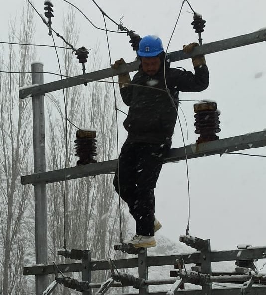 Kashmir: KPDCL geared up amidst heavy snowfall