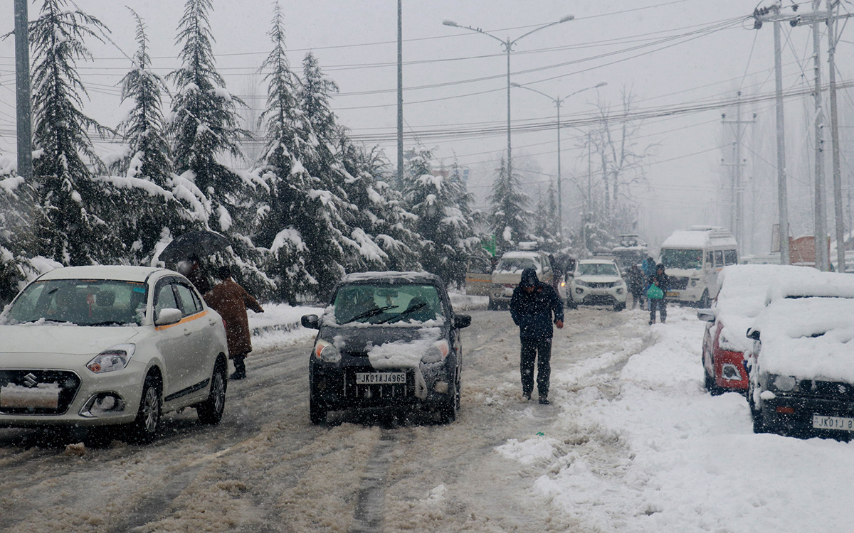 Baramulla witnesses moderate to heavy snowfall