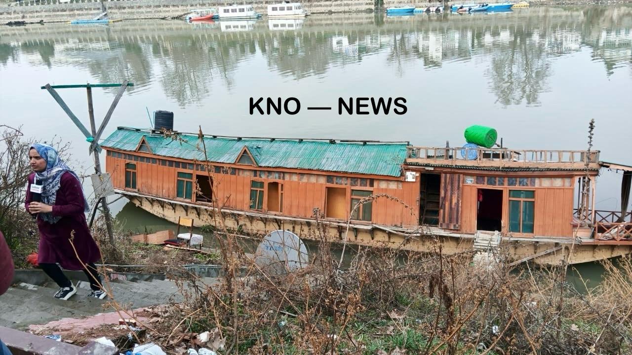 Houseboat sinks in Jhelum in Rajbagh, suffers damage Greater Kashmir