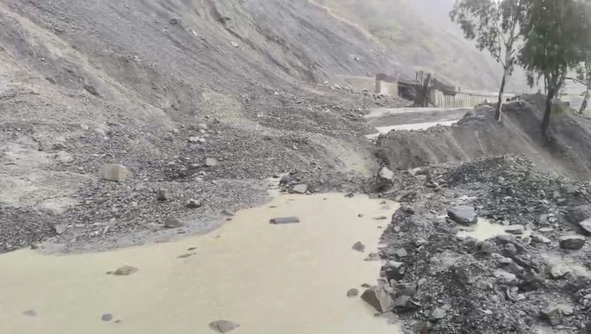 Taking pictures stones, mudslides pressure closure of Srinagar-Jammu Nationwide Freeway