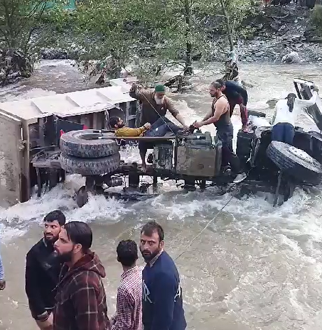 Man from Kulgam dies, two injured after dumper rolls down into gorge along Srinagar-Jammu National Highway