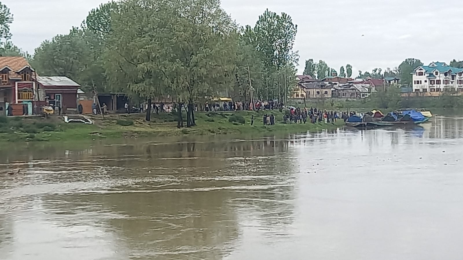 Boat ferrying children capsizes in Jhelum in Srinagar, casualties reported