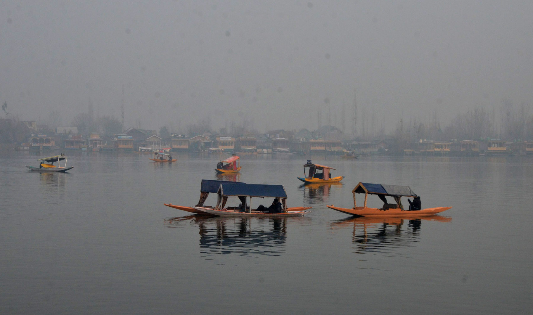Fog envelops Dal lake in Srinagar as residents wake up to a chilly morning. Photo: Mubashir Khan for Greater Kashmir